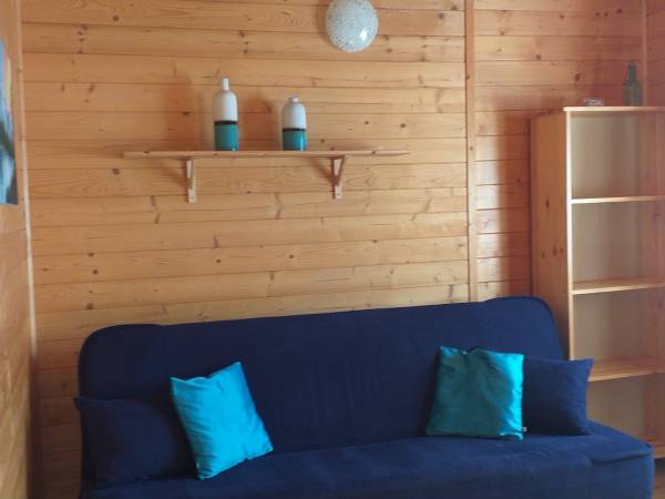 Salonik z kanapą do spania dla 2 osób