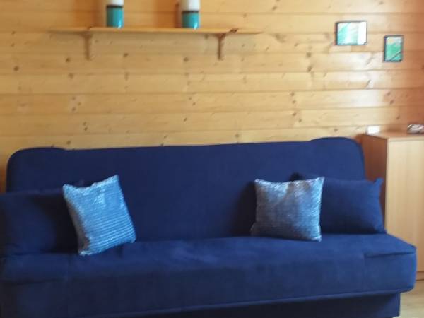 Salonik z kanapą do spania dla 2 osób