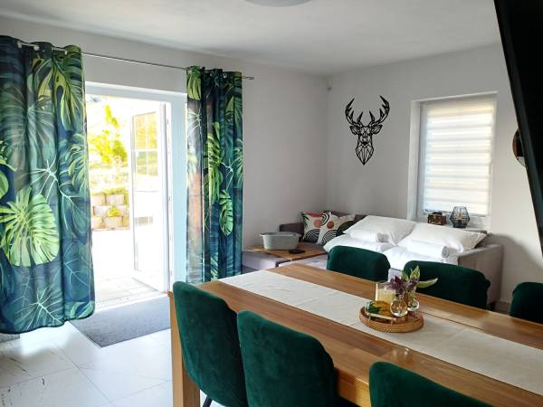 Salon z dostawką na parterze.