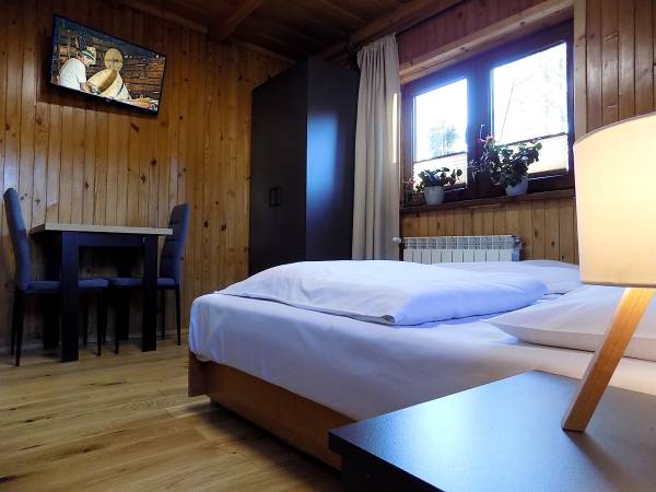 pokój dwuosobowy z aneksem i łazienką