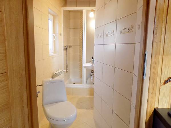 łazienka w pokoju dwuosobowym