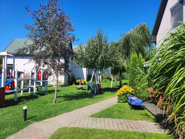 teren przed domkami 8 osob.