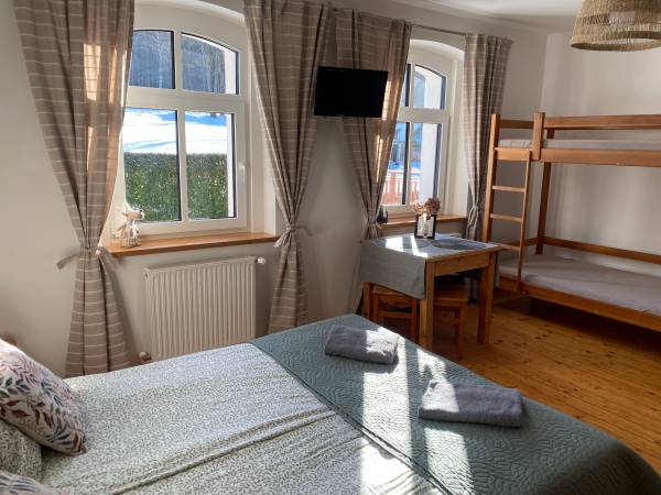 pokój rodzinny z widokiem na las