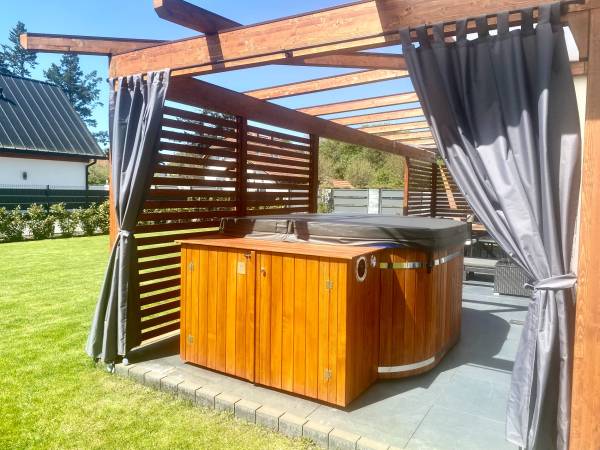 Domek Hampton nad jeziorem z jacuzzi całorocznym