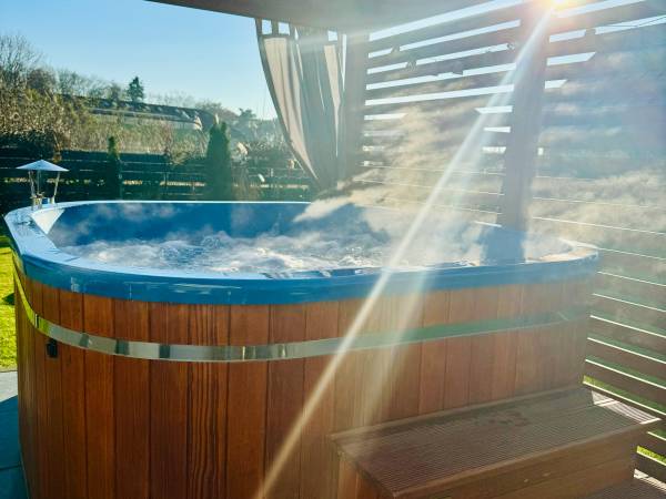 Domek Hampton nad jeziorem z jacuzzi całorocznym