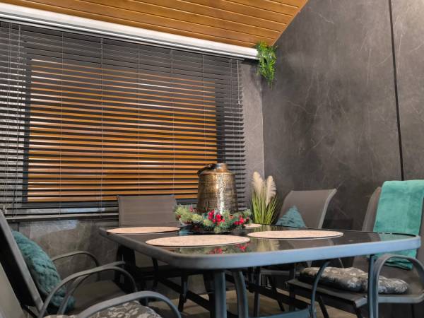 Strefa wypoczynku z balią z jacuzzi