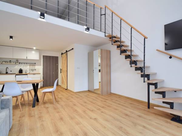 apartament z antresolą od strony ulicy