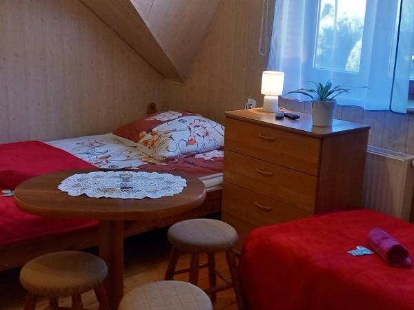 pokój nr 5 czerwony 