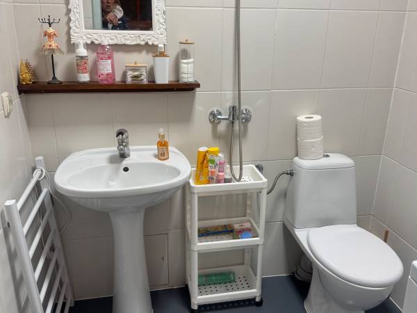 Łazienka w stylu skandynawskim z prysznicem bez brodzika 