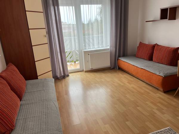 Pokój na piętrze-dwie rozkładane kanapy.