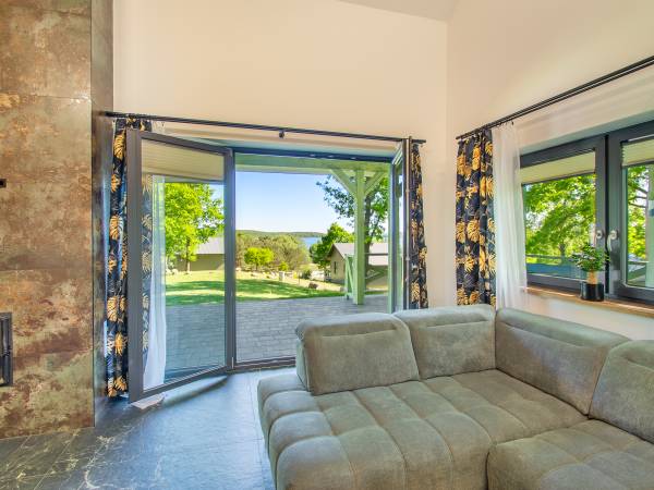 Dom Oskar salon z kominkiem