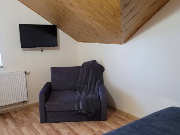 pokój nr 8 na 2 piętro z balkonem , łoże małżeńskie i fotel rozkładany