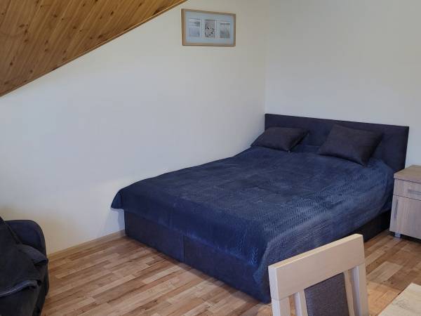 pokój nr 8 na 2 piętro z balkonem, łoże małżeńskie i fotel rozkładany