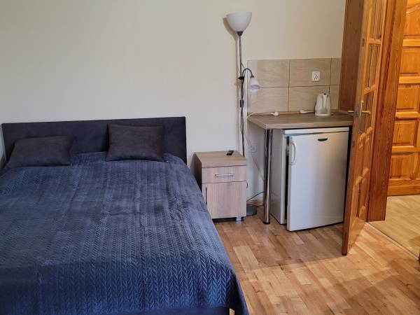 pokój nr 8 na 2 piętrze z balkonem, łoże małżeńskie i fotel rozkładany