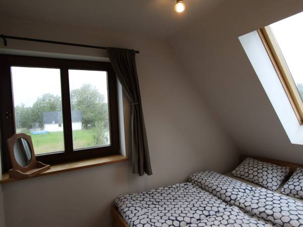 piętro sypialnia z dwuosobowym łóżkiem