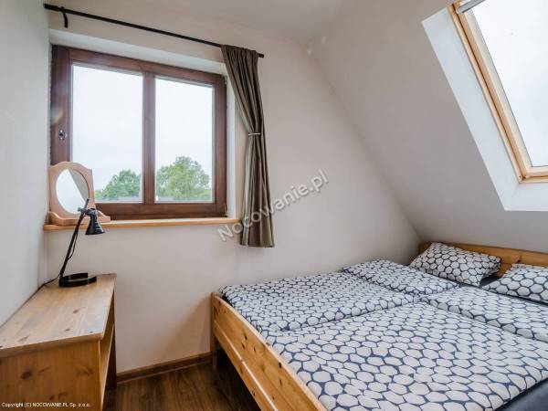 piętro sypialnia z dwuosobowym łóżkiem