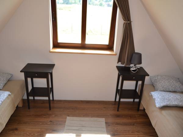 piętro sypialnia z 2 pojedynczymi łóżkami