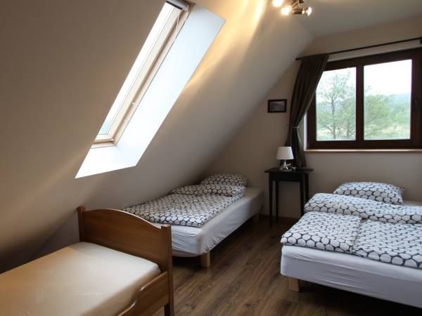 piętro sypialnia z 3 pojedynczymi łóżkami