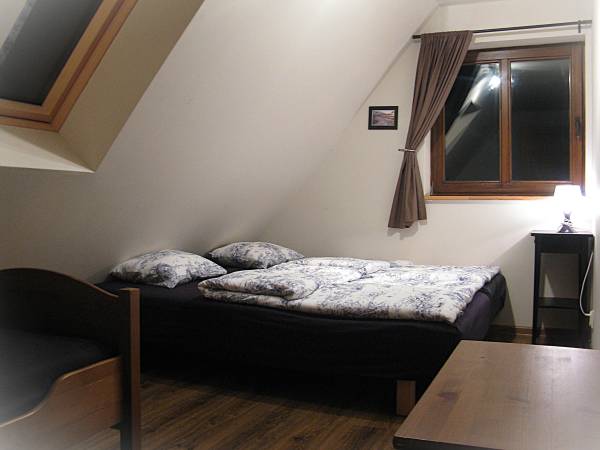 piętro sypialnia z 3 pojedynczymi łóżkami