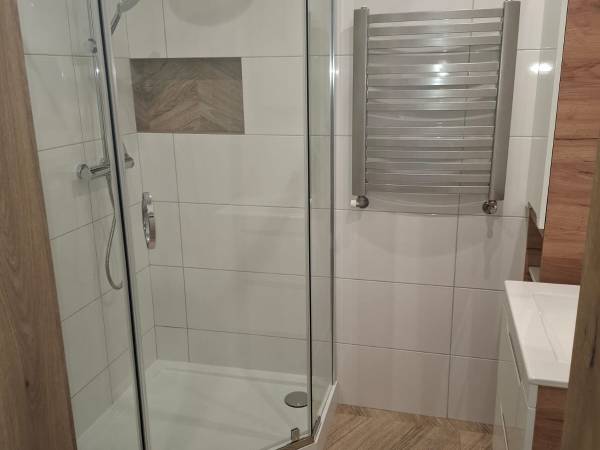 Łazienka w pokoju 2 osobowym.