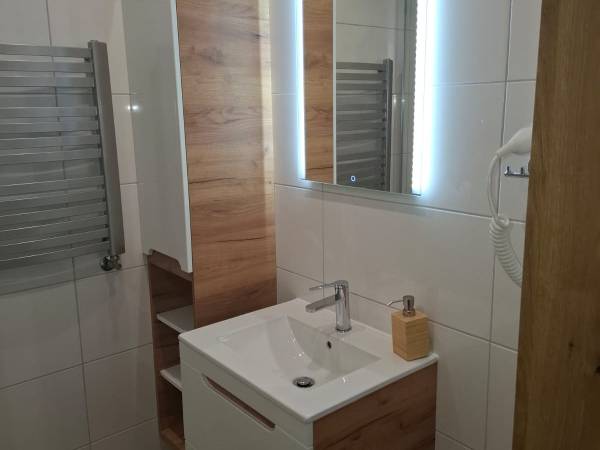 łazienka w pokoju 2 osobowym.