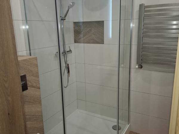 Łazienka w pokoju 2 osobowym.