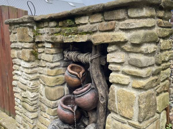 Murek przy wjeździe 