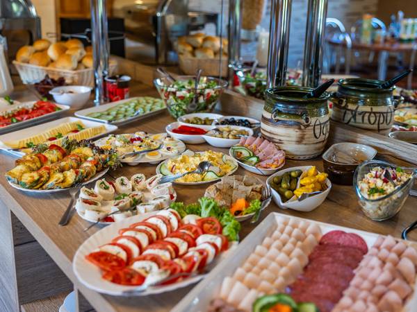 śniadanie w formie bufetu