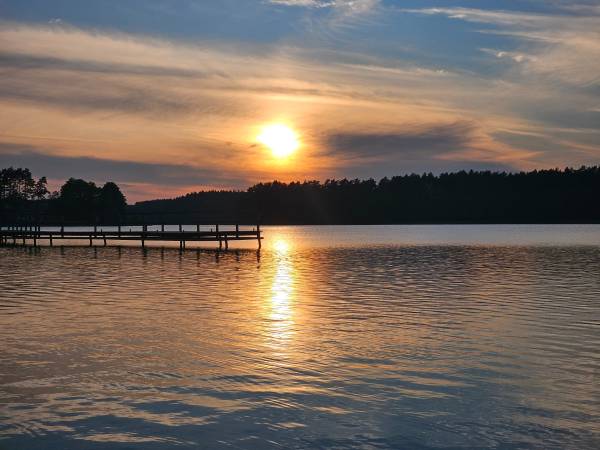 zachód słońca nad jeziorem