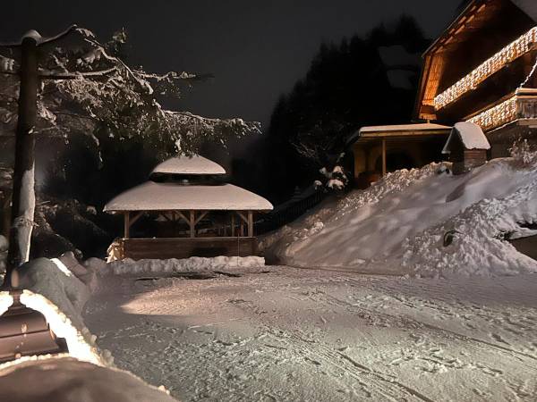 altana i dom zimą