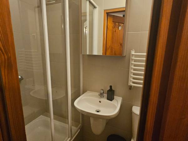 łązienka z kabiną prysznicową 