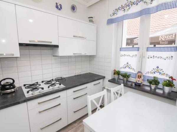 kuchnia dostępna na 2 pokoje