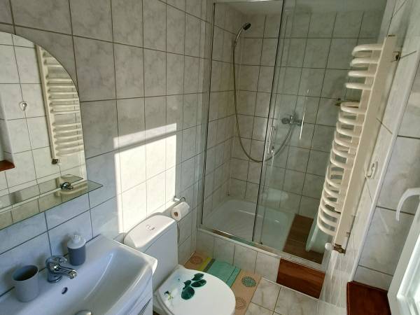 łazienka w pokoju rodzinnym