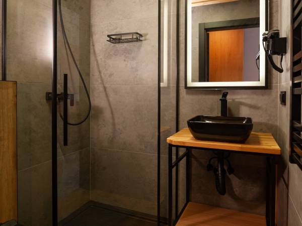 łazienka wyposażona w suszarkę i ręczniki 