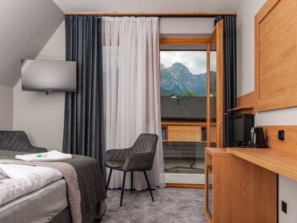 Widok na giewont z Willi Gazda Art z pokoju 2 osobowego 