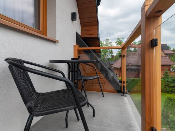 balkon z zestawem wypoczynkowym
