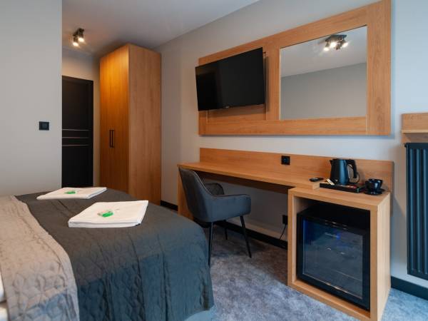 Kącik telewizyjny , zestaw do kawy i herbaty oraz lodówka 