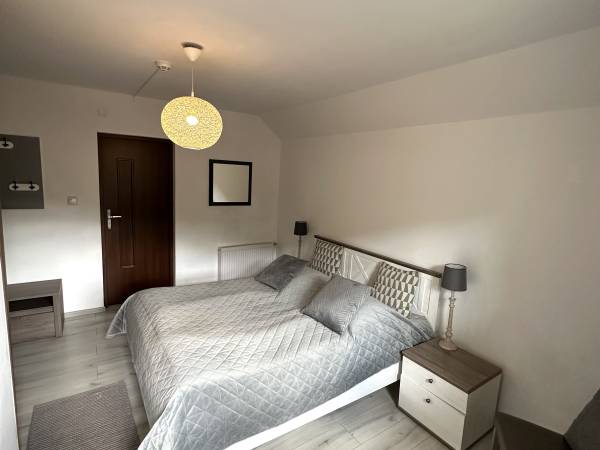 Pokój z łazienką i balkonem 