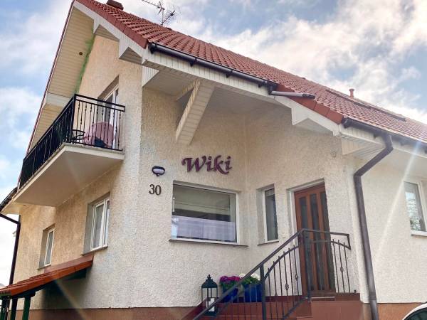 Witaj w naszym pensjonacie po schodach pierwsze drzwi recepcja!