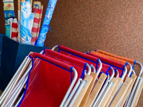 Leżaki i parawany dostępne dla naszych gości na ,,Wiki'' i ,,Roma''