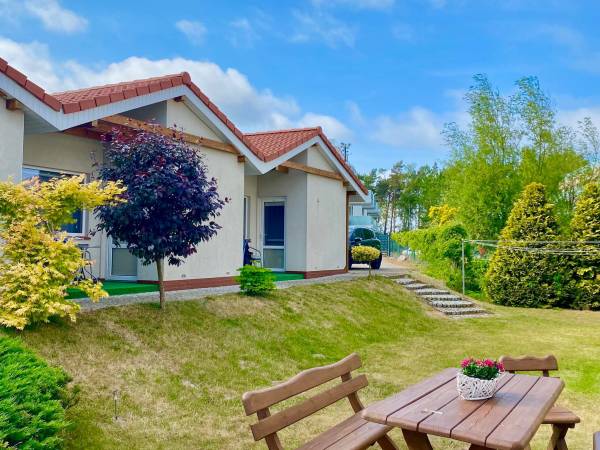 Domki 4os. ,,Wiki'' znajdujące się na ogrodzie z miejscem do grilowania 