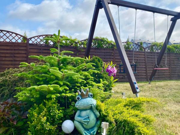 Dostęp do placu zabaw obok znajduje się zjeżdżalnia i pom. z zabawkami dla dzieci