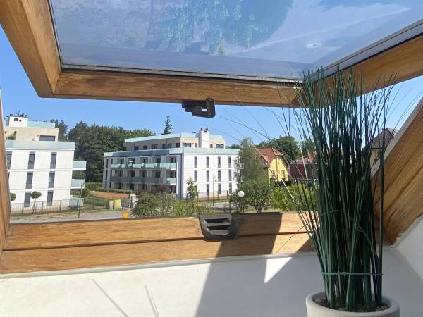 Widok z aneksu kuchennego za apartamentami na przeciwko zejście plażowe