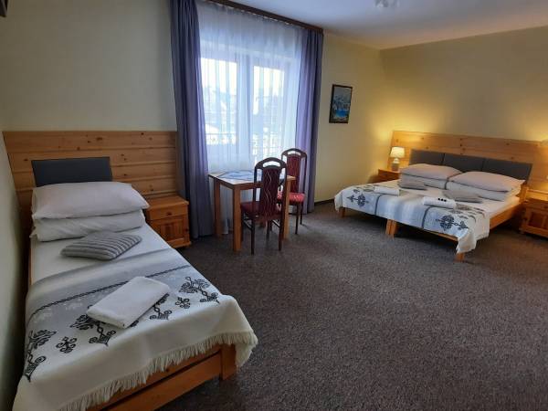 Białka Tatrzańska_Ambrozja_nocleg ze śniadaniem_pokój nr 5_1_3-osobowy z balkonem i widokiem na góry