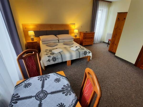 Białka Tatrzańska_Ambrozja_nocleg ze śniadaniem_pokój nr 5_2_3-osobowy z balkonem i widokiem na góry