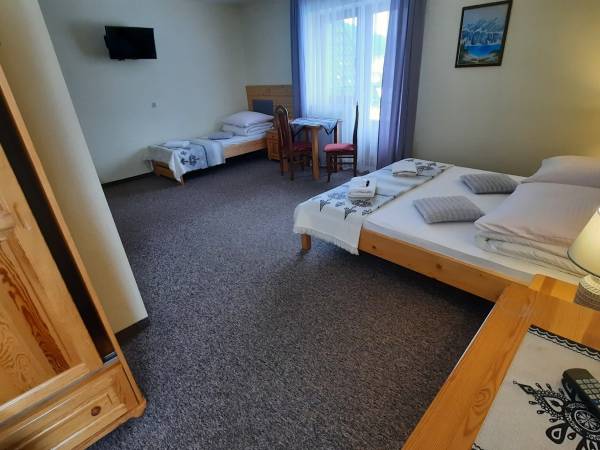 Białka Tatrzańska_Ambrozja_nocleg ze śniadaniem_pokój nr 5_3_3-osobowy z balkonem i widokiem na góry