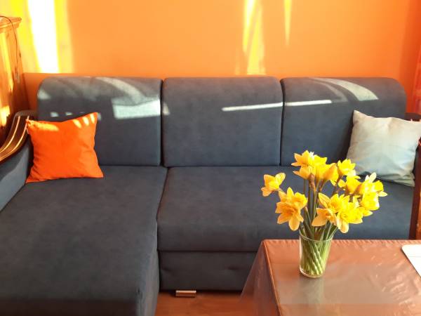 Rozkładany narożnik w mieszkaniu 2 pokojowym