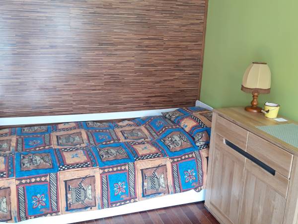 2 łóżka z materacemi w mieszkaniu 1 pokojowymm