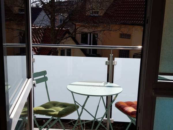 Słoneczny balkon w godzinach porannych