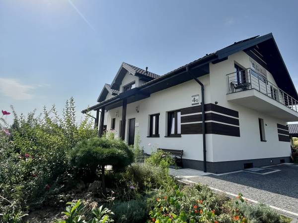 wejście do budynku od strony parkingu